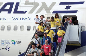New immigrants arrive in Israel. (Gideon Markowicz/Flash90)