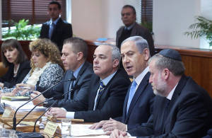 PM Netanyahu (2R) during the weekly cabinet meeting. (Photo: Marc Israel Sellem/POOL)