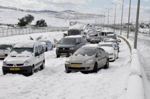 Cars stuck in the snow on Route 1, the Jerusalem-Tel Aviv highway.  Photo by Daniel Cohen/Flash 90