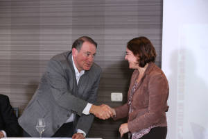 Gov. Mike Huckabee and journalist and Israel advocate Caroline Glick at UWI milestone event in Jerusalem. (Photo: UWI)