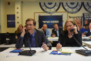 Zionist Camp leaders Herzog and Livni call potential voters. (Ben Kelmer/Flash90)