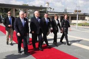 President Rivlin (C) received at Knesset Plaza. (Knesset Spokesman) 