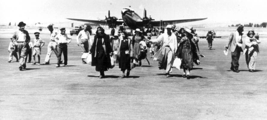 Iraqi Jews arrive in Israel