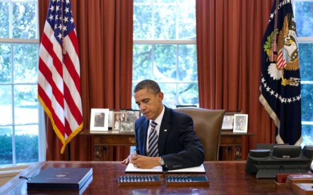 Obama_signs_Budget_Control_Act_of_2011