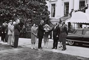 US President and Mrs. Lyndon Johnson welcoming Israeli Prime Minister and Mrs. Levi Eshkol in front of the White House, 1964. Photo: commons.wikimedia.org