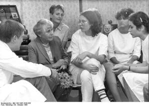 German neonatologist Ingeborg Syllm-Rapoport with nurses in a German hospital in 1985. German National Archive via Wikimedia Commons)
