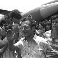 Hostages rescued from Entebbe Airport, July 1976. Photo: commons.wikimedia.org (Government Press Office)