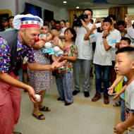Israeli medical clowns in China