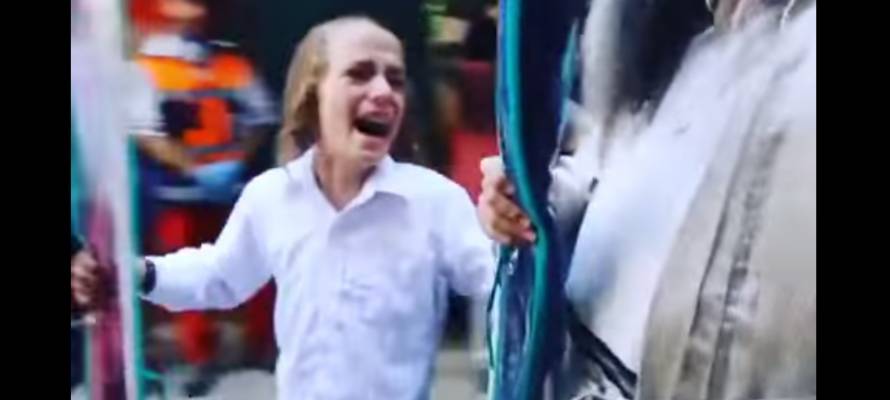 Jewish Child is Terrified as Muslim Mob Verbally Assaults his Jewish Family