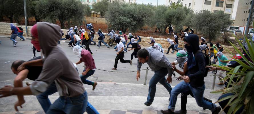 Palestinian protesters riot and throw rocks at Israeli security forces