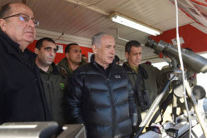 PM Benjamin Netanyahu and Defense Minister Moshe Ya'alon visit a military outpost on Mount Hermon overlooking the Syrian border. (Effi Sharir/Flash90/FILE)