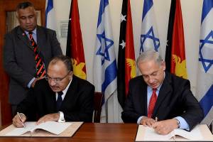 PM Benjamin Netanyahu (R) signed a bilateral agreement with Papua New Guinea's PM Peter O'Neill in Jerusalem on October 15, 2013. (Kobi Gideon/GPO/FLASH90)
