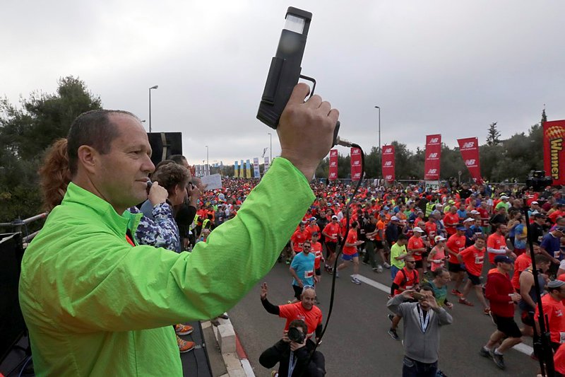 Mayor Nir Barkat kicks off the 2016 Jerusalem Marathon. (Yossi Zamir/Flash90)