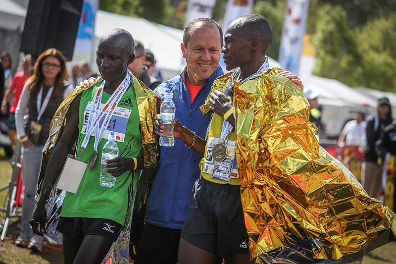 Mayor Barkat with the Kenyan winners of the marathon. (Hadas Parush/Flash90)