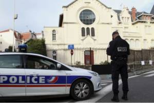 A French police officer guards the synagogue of Biarritz, southwestern France. (Bob Edme/AP)